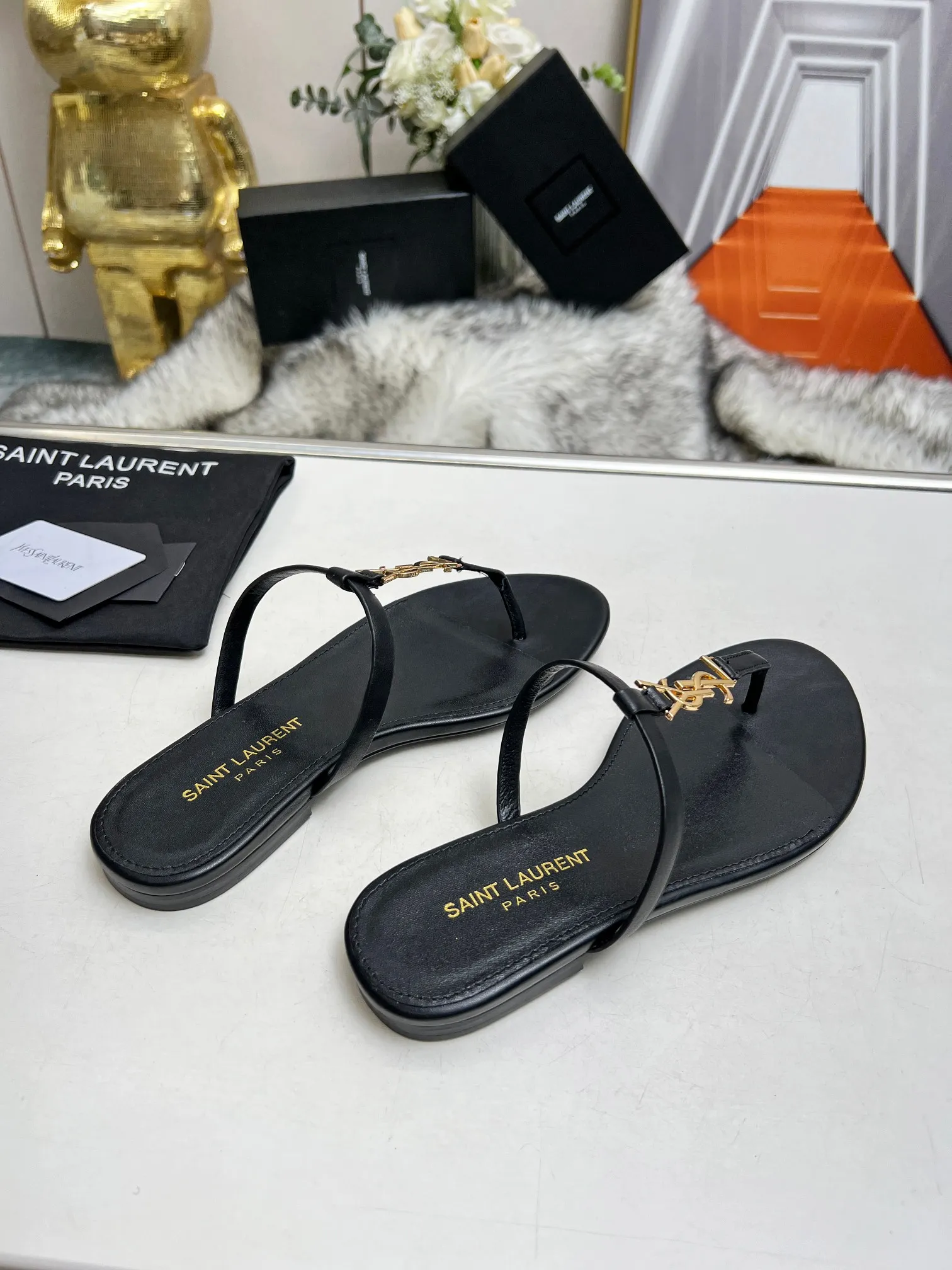 👟👟Ex-factory price 340👟👟 Genuine leather sole +40 Factory number: 5678-2 "Saint Laurent" YSL counter classic flip-flops. High-end customization and top quality. Continuing the family's classic hardware buckle design, it is simple and elegant. The flat 1CM bottom makes it easy for women to control. The unique back buckle design can make the shoes exude a sexy, sweet and feminine look. ▪️Upper: imported grade A cowhide ▪️outsole: Italian cowhide ▪️inner/foot pad: imported sheepskin ▪️heel height: 1cm ▪️size: 35-44 (43 44 customized, non-returnable)
